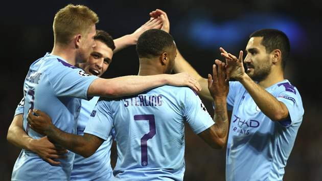 Hráči Manchesteru City oslavují trefu Raheema Sterlinga v domácím utkání proti... Hráči Manchesteru City oslavují trefu Raheema Sterlinga v domácím utkání proti...