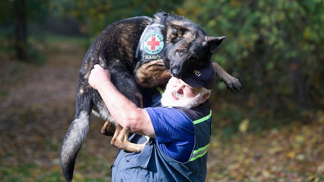 Německý ovčák Uran Buranos Lobos a psovod František Schejbal Německý ovčák Uran Buranos Lobos a psovod František Schejbal