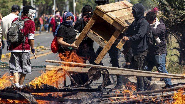Protesty v metropoli Chile proti zdražení jízdenek na metro doprovázely... Protesty v metropoli Chile proti zdražení jízdenek na metro doprovázely...