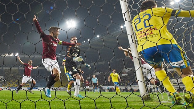 Sparťan Martin Frýdek se raduje, na čáře se marně snaží zasáhnout teplický... Sparťan Martin Frýdek se raduje, na čáře se marně snaží zasáhnout teplický...