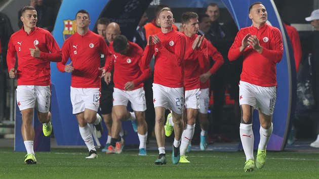 Slávističtí fotbalisté vybíhají k rozcvičení před utkáním Ligy mistrů proti... Slávističtí fotbalisté vybíhají k rozcvičení před utkáním Ligy mistrů proti...
