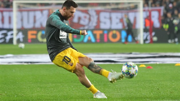 Lionel Messi během rozcvičení před utkáním Ligy mistrů na Slavii. Lionel Messi během rozcvičení před utkáním Ligy mistrů na Slavii.