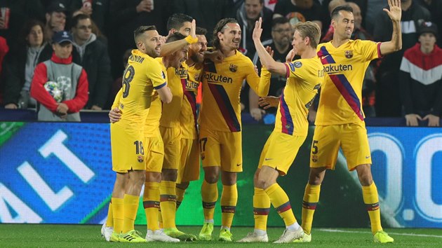 Fotbalisté Barcelony se radují z rychlého gólu Messiho v utkání Ligy mistrů na... Fotbalisté Barcelony se radují z rychlého gólu Messiho v utkání Ligy mistrů na...
