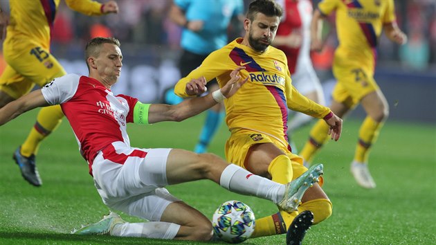 Slávista Tomáš Souček a Gerard Piqué z Barcelony v utkání Ligy mistrů. Slávista Tomáš Souček a Gerard Piqué z Barcelony v utkání Ligy mistrů.