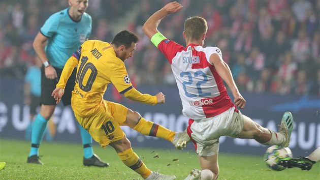 Lionel Messti z Barcelony pálí na bránu Slavie v utkání Ligy mistrů. Zblokovat... Lionel Messti z Barcelony pálí na bránu Slavie v utkání Ligy mistrů. Zblokovat...