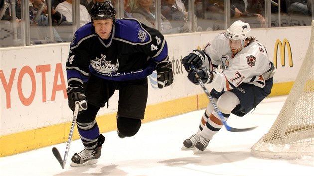 Bývalý obránce v dresu Los Angeles Kings Jaroslav Modrý uniká s pukem soupeři v... Bývalý obránce v dresu Los Angeles Kings Jaroslav Modrý uniká s pukem soupeři v...