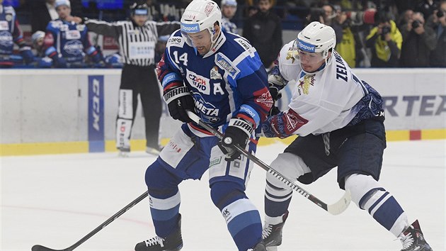 Brněnský útočník Tomáš Plekanec(vlevo) v souboji s Matyášem Zelingrem z Kladna. Brněnský útočník Tomáš Plekanec(vlevo) v souboji s Matyášem Zelingrem z Kladna.