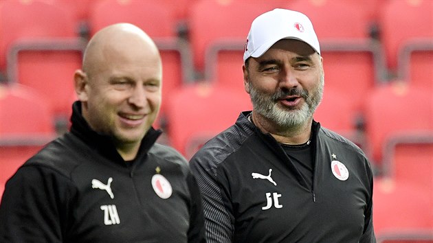 Slávistický trenér Jindřich Trpišovský (vpravo) a jeho asistent Zdeněk... Slávistický trenér Jindřich Trpišovský (vpravo) a jeho asistent Zdeněk...