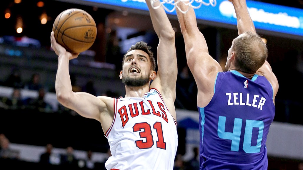 Basketbalista Chicago Bulls Tomá Satoranský (vlevo) si v úvodním utkání...