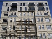Krabicová nástavba s balkony, posazená na budově v brněnské Křenové ulici z... Krabicová nástavba s balkony, posazená na budově v brněnské Křenové ulici z...