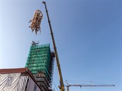 Vyzvedávání čtrnáct metrů vysokého a devět a půl tuny těžkého kusu nové špice... Vyzvedávání čtrnáct metrů vysokého a devět a půl tuny těžkého kusu nové špice...