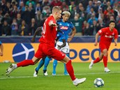 Erling Haaland promuje penaltu Salcburku v utkn proti Neapoli.