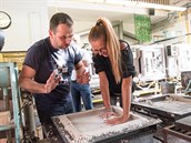 Skláři ve Valašském Meziříčí udělali skleněné odlitky rukou pěti někdejších... Skláři ve Valašském Meziříčí udělali skleněné odlitky rukou pěti někdejších...