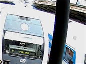 Muž vyzkratoval elektrické vedení a vyřadil tak z provozu vlak. Muž vyzkratoval elektrické vedení a vyřadil tak z provozu vlak.