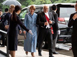 Nmecký prezident Frank-Walter Steinmeier a jeho ena Elke Budenbender se...