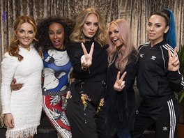 Spice Girls a Adele v zákulisí koncertu Spice World UK Tour (Londýn, 16. ervna...