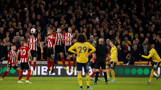 Nicolas Pepe (vpravo) z Arsenalu zahrv pm kop v utkn na hiti Sheffieldu United.