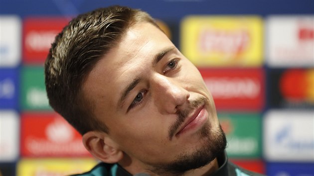 Obrnce Clement Lenglet z Barcelony na tiskov konferenci ped zpasem na Slavii.