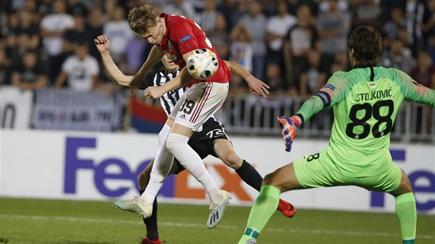 Scott McTominay z Manchesteru United zakonuje v utkn na hiti Partizanu Blehrad. V brance se sna Vladimir Stojkovi.