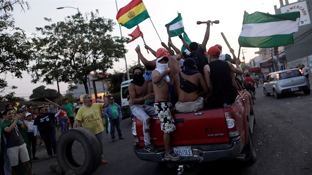Pznivci a odprci bolvijskho prezidenta Evo Moralese se stetli ve mst Santa Cruz. (25. jna 2019).