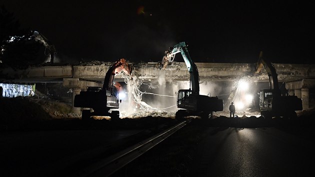 Provoz na dlnici D4 nedaleko itky u Prahy policie zastavila kvli demolici mostu (19. jna 2019).