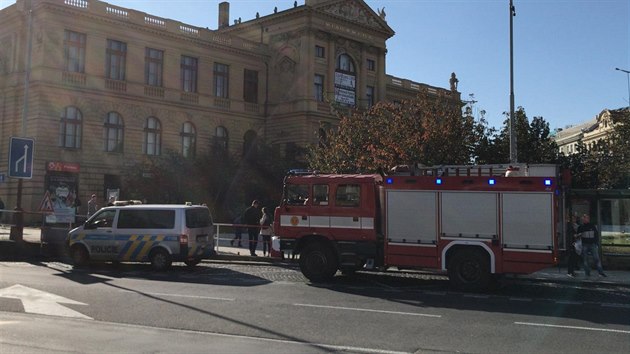 Na Florenci spadl muž pod metro a podlehl svým zraněním (26. října 2019).