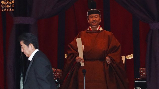 Japonsk premir inzo Ab (vlevo) a csa Naruhito na korunovaci v csaskm palci. (22. jna 2019)