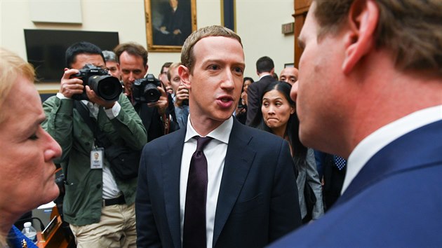 Generln editel Facebooku Mark Zuckerberg mluv s americkmi poslanci po svm slyen v Kongresu. (23. jna 2019).