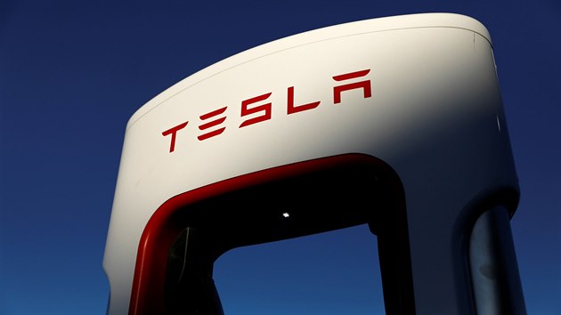 Super nabjeky elektromobil Tesla byly pedvedeny v kalifornskm Mojave. (10. ervence. 2019).