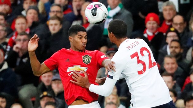 Marcus Rashford z Manchesteru United (vlevo) v souboji s Jolem Matipem z Liverpoolu.