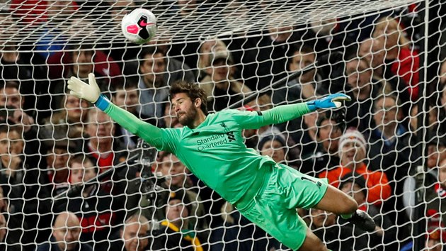 Brank Liverpoolu Alisson zasahuje v utkn proti Manchesteru United.