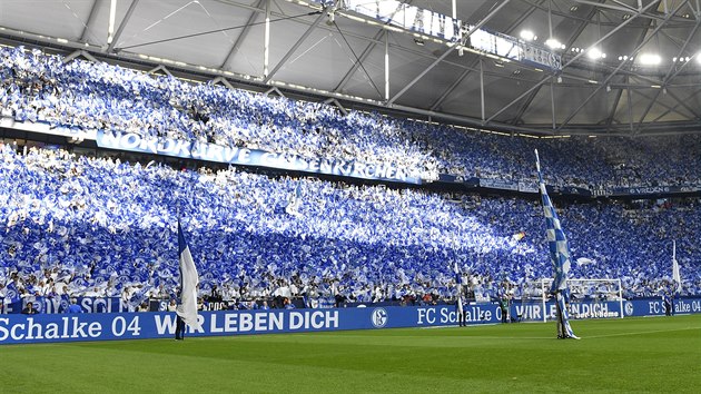 Pohled na fanouky Schalke bhem vestflskho derby proti Dortmundu.