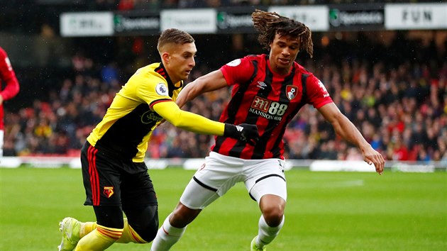 Gerard Deulofeu z Watfordu (vlevo) a Nathan Ake z Bournemouthu v souboji o balon.