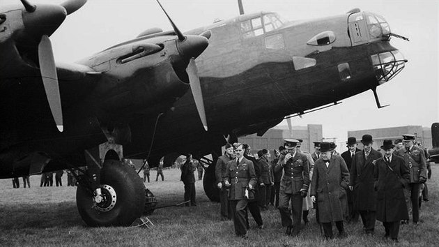Winston Churchill prochz pod pd bombardru Halifax bhem nvtvy zkladny RAF West Raynham dne 6. ervna 1941. Pan ministersk pedseda si zde prohlel velk bombardry RAF, na zkladn v t dob sdlila 90. peru vyzbrojen americkmi ltajcmi pevnostmi B-17, s domcm typem Halifax (pro operace RAF mnohem vhodnjm ne dodan B-17) piletli na prezentaci letci od 35. perut.