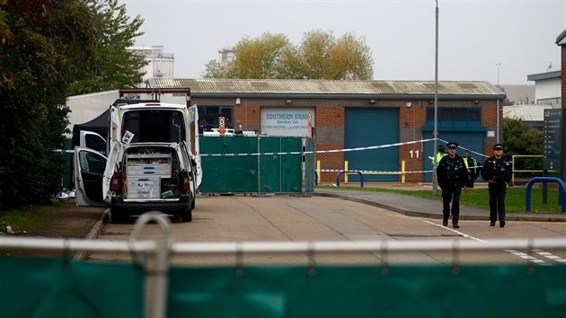 Prmyslov komplex ve mst Grays, kde byl nalezen kamion s 39 mrtvolami v nvsu, britsk policie uzavela. (23. jna 2019)