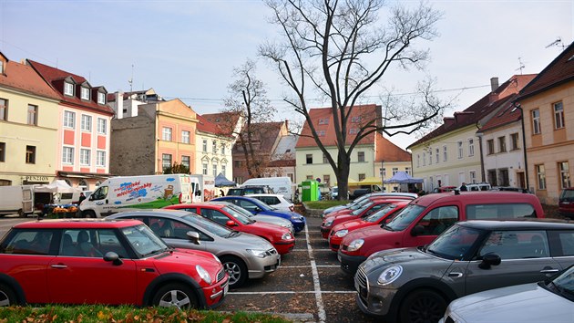 Škroupovo náměstí v České Lípě bývalo tržištěm a stínily jej stromy. Dnes se tu trhy sice konají, ale je tu víc aut než lidí.
