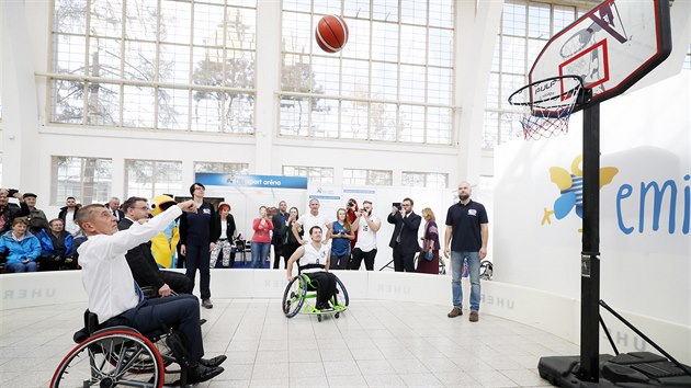 Pedseda vldy Andrej Babi si na brnnskm veletrhu Rehaprotex vyzkouel basketbal ze specilnho kolekovho kesla. (29. jna 2019)