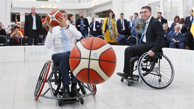 Pedseda vldy Andrej Babi a ministr dopravy Vladimr Kremlk si na brnnskm veletrhu Rehaprotex vyzkoueli basketbal ze specilnho kolekovho kesla. (29. jna 2019)