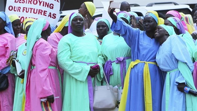 Protest proti sankcm v Zimbabwskm hlavnm mst Harare podpoily i lenky crkve. (25. jna 2019)