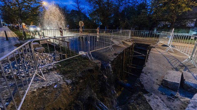 Kvli havrii vodovodnho adu v ulici Rusk je v praskch Vrovicch asi tisc domcnost bez vody. (27. jna 2019)