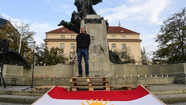 Pedseda Pirt Ivan Barto vystoupil 21. jna 2019 na Palackho nmst v Praze na demonstraci proti tureck invazi v Srii.