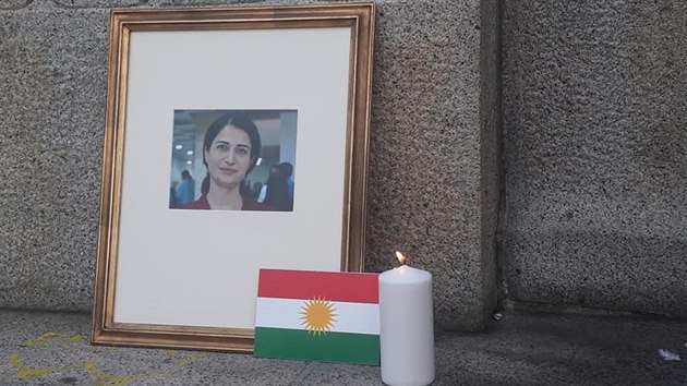 Na demonstraci na podporu Kurd v Praze nechybla ani fotografie pi tureck invazi do Srie zavradn kurdsk politiky Hevrin Chalafov.