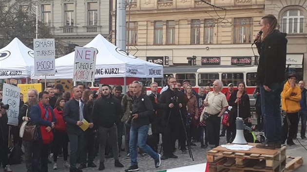 Na demonstraci na podporu Kurd a proti tureck agresi se v Praze sely asi ti stovky lid. Na demonstranci vystoupil i f Pirt Ivan Barto.