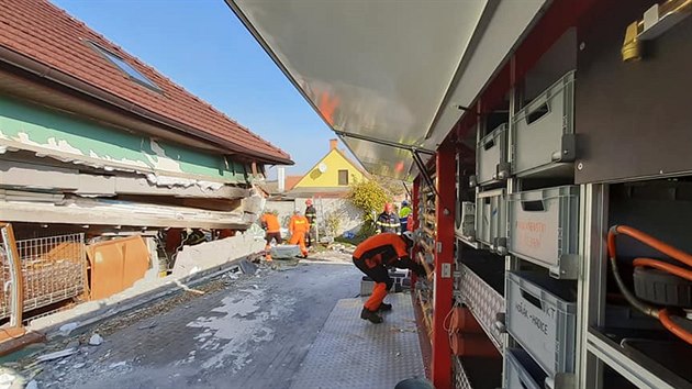 Vbuch vrobn halu poniil a zranil dva lidi. (23. jna 2019)