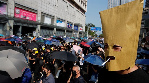 V Hongkongu se uskutenil dal protest. Clem pochodu byla eleznin stanice slouc jako hlavn dopravn uzel pro spoje s pevninskou nou. (20.jna 2019)