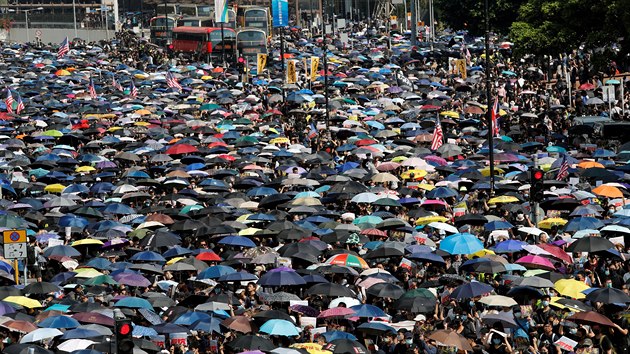 V Hongkongu se uskutenil dal protest. Clem pochodu byla eleznin stanice slouc jako hlavn dopravn uzel pro spoje s pevninskou nou. (20.jna 2019)