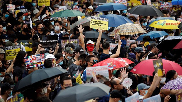 V Hongkongu se uskutenil dal protest. Clem pochodu byla eleznin stanice slouc jako hlavn dopravn uzel pro spoje s pevninskou nou. (20.jna 2019)