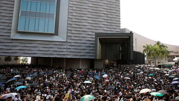 V Hongkongu se uskutenil dal protest. Clem pochodu byla eleznin stanice slouc jako hlavn dopravn uzel pro spoje s pevninskou nou. (20.jna 2019)