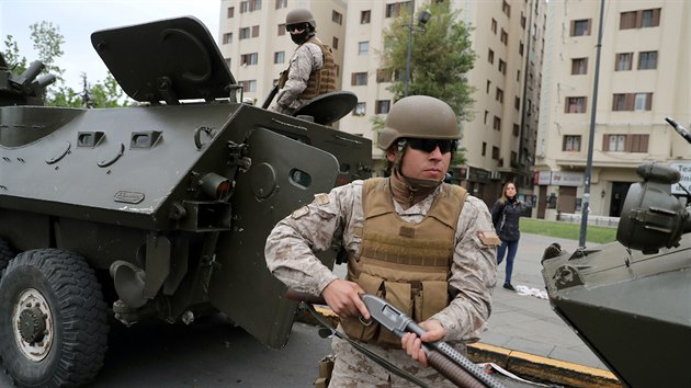 Protesty v metropoli Chile proti zdraen jzdenek na metro doprovzely nsilnosti. V ulicch byli krom policist i vojci. (19. jna 2019)