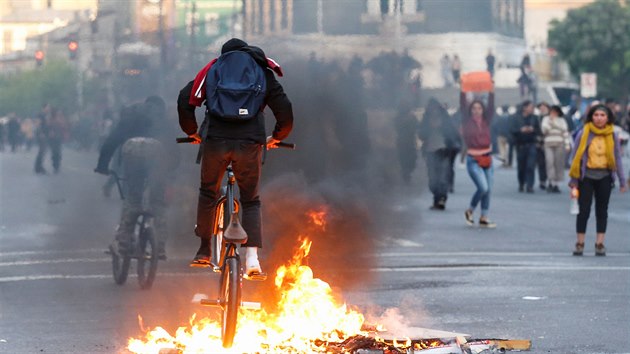 Protesty v metropoli Chile proti zdraen jzdenek na metro doprovzely nsilnosti. Demonstranti zapalovali ohn. (19. jna 2019)